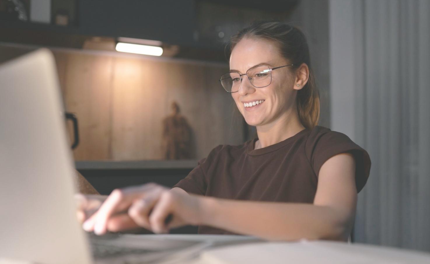 Moderne Büroumgebung mit Fokus auf Finanzplanung und strategische Beratung