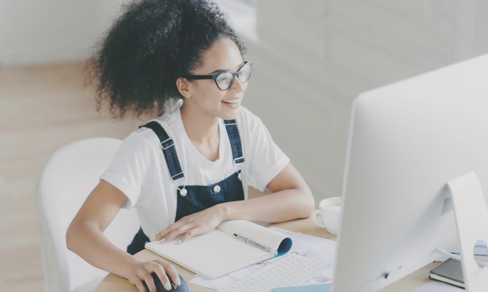 Teilnehmer arbeiten gemeinsam an Kapitalallokations-Strategien während eines Workshop-Termins