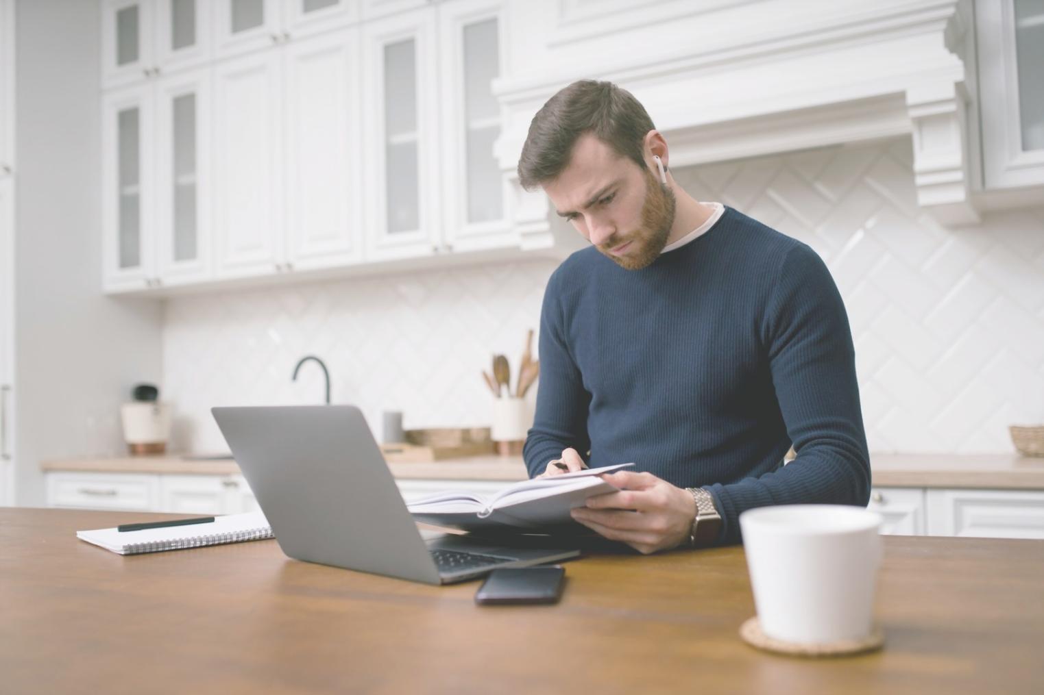 Teilnehmer bei der praktischen Arbeit mit Marktanalysen